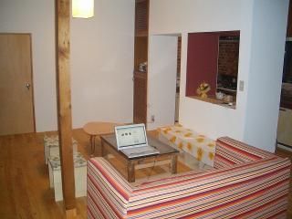 リビング - 【渋谷/新宿まで9分】永福町/下高井戸の高級日本家屋でシェアしませんか？} - ルームシェアルームメイト