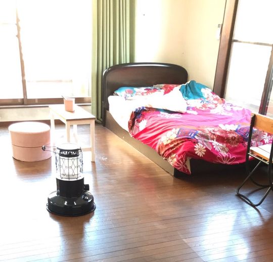 個室 - 13畳の広いお部屋■収納+ロフト+専用バルコニー付■駐車場あり■完全個室で2.5万円+光熱費} - ルームシェアルームメイト