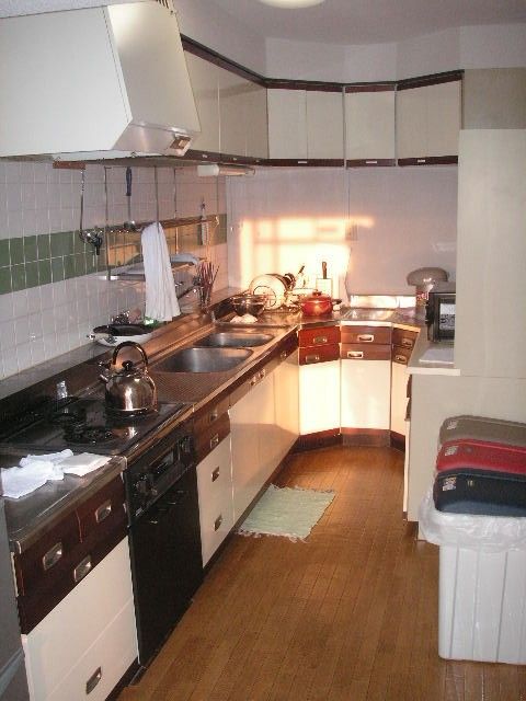 キッチン - 完全個室！エアコン収納完備！都営新宿線菊川駅より徒歩4分！快適なフラットシェア！ディスカウント有！} - ルームシェアルームメイト