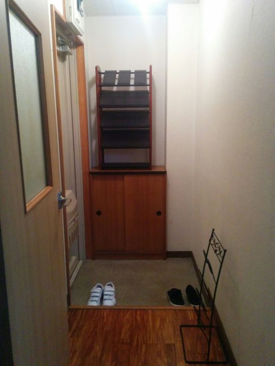 玄関 - JR山手線、京浜東北線田端駅歩いて10分、東京都内の女性専用シェアハウスです。} - ルームシェアルームメイト