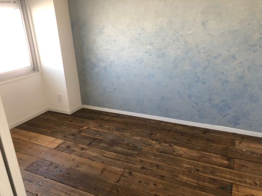 個室 - 清潔でおしゃれなフローリングワンルーム} - ルームシェアルームメイト