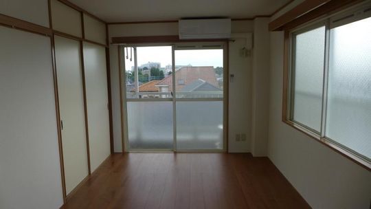 リビング - 駅まで13分→駅から新宿まで30分。物静かな落ち着いた場所。家賃+光熱費込みの4万5千円希望} - ルームシェアルームメイト