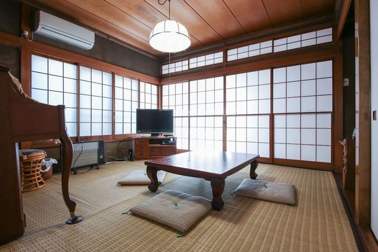 リビング - 【値下げ!】広々8畳　洋室★大きな窓で明るいお部屋です！} - ルームシェアルームメイト