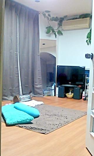 リビング - 大阪　北区　シェアメイト募集} - ルームシェアルームメイト