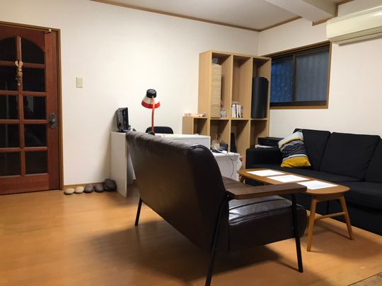 リビング - 【大阪駅30分】大阪府交野市、最寄り駅徒歩10分のちょうどいい田舎の1軒屋でシェアハウスしませんか？} - ルームシェアルームメイト