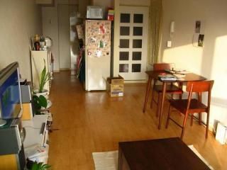 リビング - 河原町の静かな住宅地の中にて、ほんわか暮らし。 } - ルームシェアルームメイト