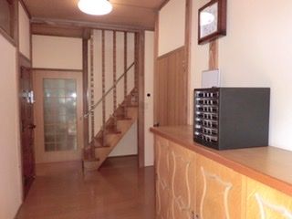 玄関 - メゾン追浜2番館　シェアハウス} - ルームシェアルームメイト