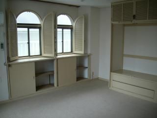 個室 - 緊急募集６月～、都内１軒家個室１０畳６万円} - ルームシェアルームメイト