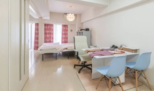 リビング - 五反田駅徒歩3分、4人まで収容可。} - ルームシェアルームメイト