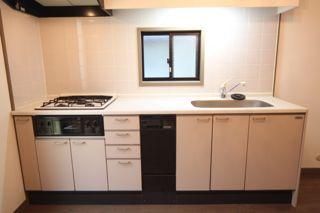 キッチン - 下北沢駅徒歩２分、きれいな明るいお部屋お得です（＾＾）} - ルームシェアルームメイト