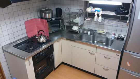 キッチン - 都心！！山手線沿いで完全鍵付個室です。初月割引キャンペーン中!} - ルームシェアルームメイト