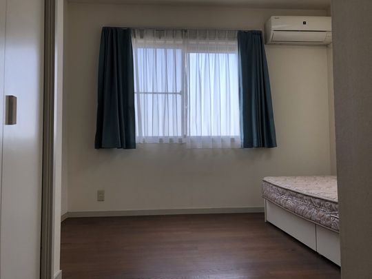 個室 - 現在チリ人1名、アメリカ人1名、日本人2名。　菊名/新横浜/妙蓮寺　【戸建シェアハウス】} - ルームシェアルームメイト