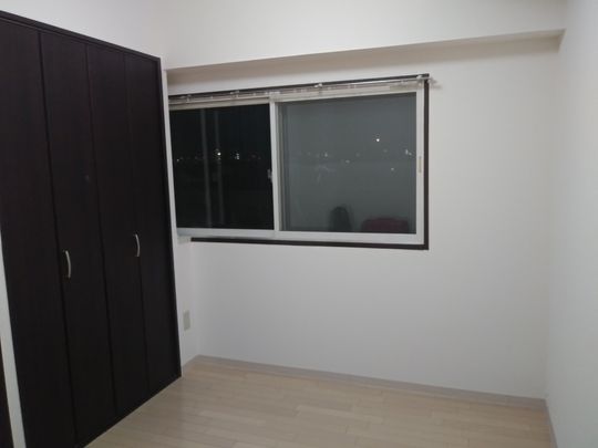 個室 - 一部屋貸します} - ルームシェアルームメイト