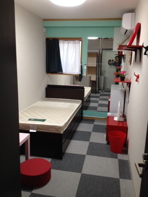 個室 - 女性の方でフリーターもしくは転職お考えの方、是非一読下さい生活しながら貯金出来ます！} - ルームシェアルームメイト