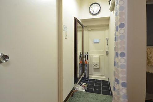 玄関 - 浜松町駅徒歩6分のシェアハウス(女性専用)、1部屋4月よりご入居様募集です!（即入居可）} - ルームシェアルームメイト