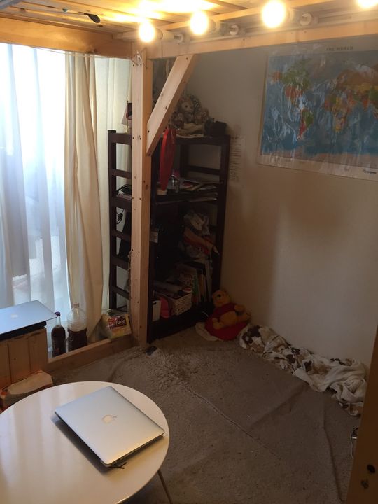 リビング - 光熱費、インターネット諸費用込み、初期費用０円の月額３００００円ルームシェア募集} - ルームシェアルームメイト