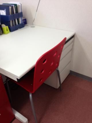 机 - オシャレナ代官山でオフィスシェアしませんか？} - ルームシェアルームメイト