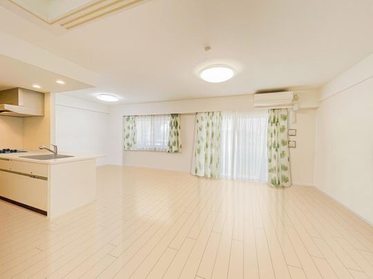 リビング - 女性限定 猫とルームシェア 都内・駅徒歩2分 個室あり綺麗な内装 共用WIC プロジェクター有ネトフリアマプラ見られます} - ルームシェアルームメイト