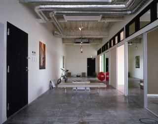 リビング - お洒落なシェアルームでシェアライフを楽しみましょう！} - ルームシェアルームメイト