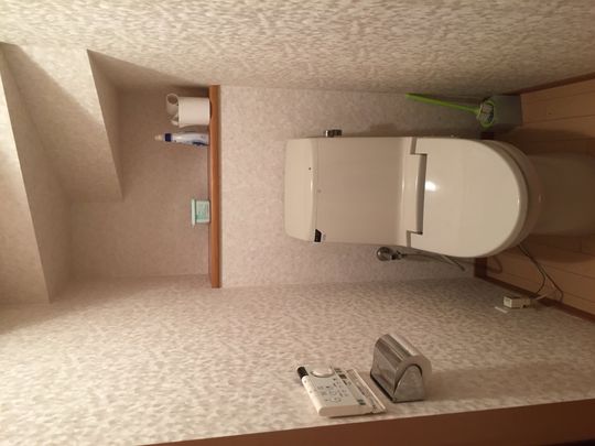 トイレ - 戸建の家の二階のふた部屋使ってください。} - ルームシェアルームメイト