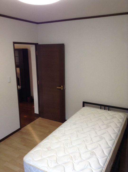 個室 - 新宿駅から最短19分!!世田谷区の隣、狛江駅より徒歩6分♪綺麗な6畳の洋室をお貸しします♪} - ルームシェアルームメイト