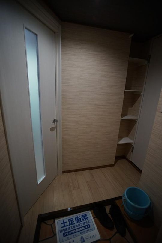 玄関 - 西武新宿線新久米川駅歩６分。完全リノベーション済み。角部屋} - ルームシェアルームメイト