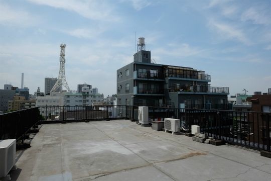 ベランダ - 家賃1ヶ月無料キャンペーン中♪♪★水道光熱費・インターネット無料★☆大人ガーリーな女性限定シェアハウス☆ 大塚駅徒歩5分！} - ルームシェアルームメイト