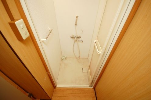 シャワー - 京濱東北線蒲田駅 5 分、品川駅 10 分、横浜駅 15 分} - ルームシェアルームメイト