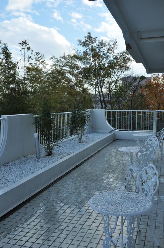 ベランダ - ドミトリー料金は横浜最安値！お友達と一緒に♪もちろんお1人でもお気軽に♪短期利用もできます♪} - ルームシェアルームメイト