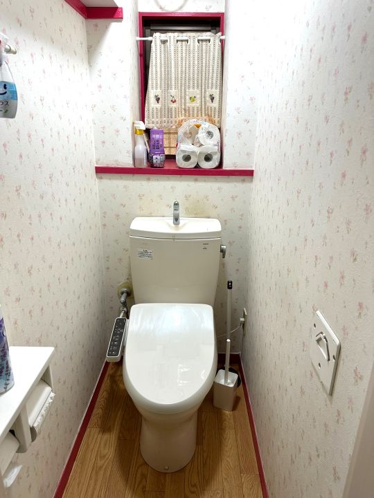 トイレ - 東新宿駅徒歩５分・新宿３丁目駅徒歩10分の女性専用のシェアハウスです。} - ルームシェアルームメイト