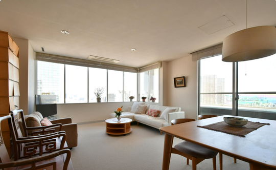 リビング - 田町駅タワマン最上階角部屋} - ルームシェアルームメイト