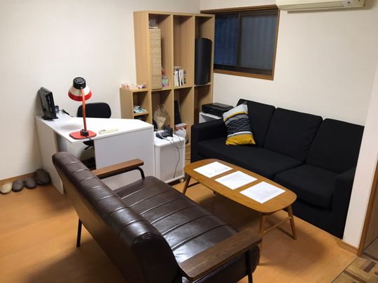 リビング - 【大阪駅30分】大阪府交野市、最寄り駅徒歩10分のちょうどいい田舎の1軒屋でシェアハウスしませんか？} - ルームシェアルームメイト