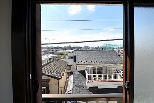 眺望 - 即入居可能！物件はフルリノベーション済みでとても綺麗なお部屋。 そして各お部屋、全てに流し台完備。家電家具充実。 パーソナル重視型の女性専用ルームシェアをご紹介致します} - ルームシェアルームメイト