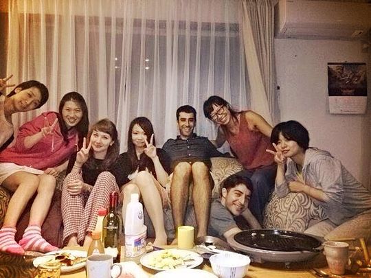 リビング - 現在チリ人1名、アメリカ人1名、日本人2名。　菊名/新横浜/妙蓮寺　【戸建シェアハウス】} - ルームシェアルームメイト