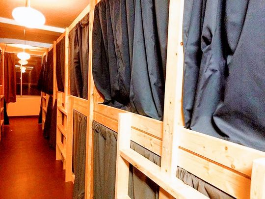 ベッド - 新宿までわずか3駅。1ヶ月のみでもOK。就活に最適} - ルームシェアルームメイト