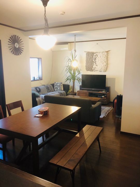 リビング - 個人同士のハウスシェア☆自慢のおうちです！} - ルームシェアルームメイト