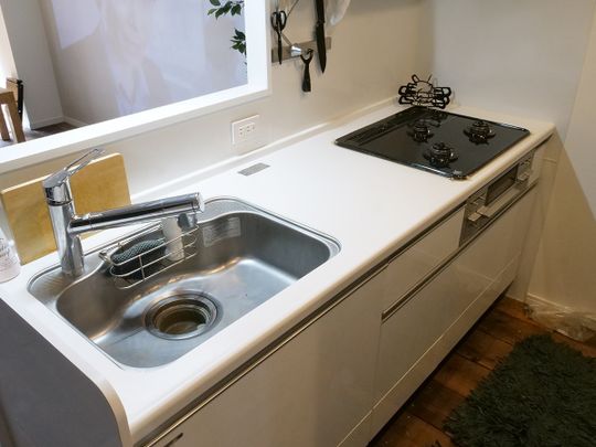 キッチン - 清潔でおしゃれなフローリングワンルーム} - ルームシェアルームメイト