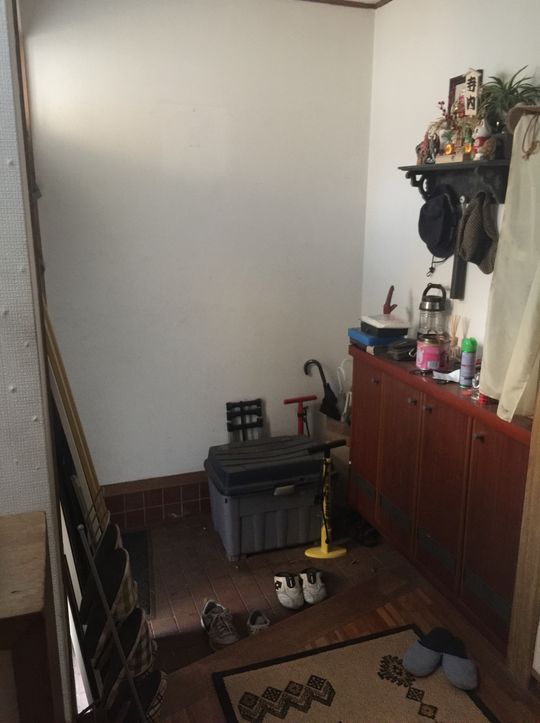 玄関 - ボロい戸建てだけど...庭広いし、駐車場付きだし！} - ルームシェアルームメイト