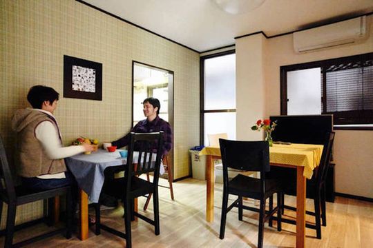 リビング - 駅から徒歩3分 スカイツリーが見える鉄骨3階建てのシェアハウスです!} - ルームシェアルームメイト