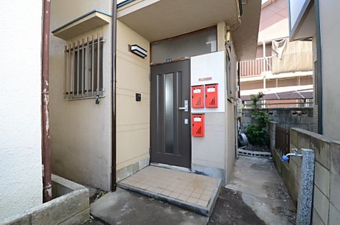 玄関 - ★人気の柴又！冷蔵庫付き6畳個室・女性限定シェアハウス・22,000円～★} - ルームシェアルームメイト