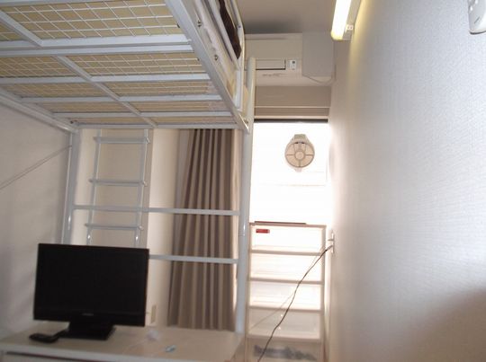 個室 - 駅近　スーパー・コンビニ・ホームセンター至近　フリーレント1か月キャンペーン　リモートワークスペース利用可} - ルームシェアルームメイト