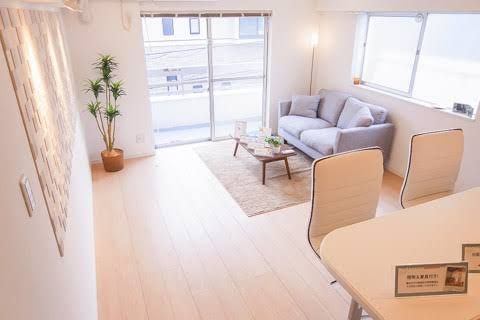 リビング - 渋谷駅まで１５分圏内！自由が丘付近マンション個室あります。} - ルームシェアルームメイト