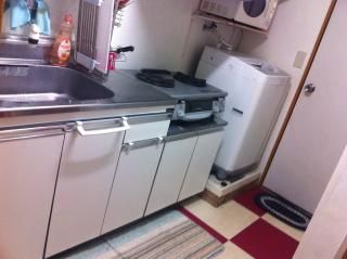 キッチン - 東京一番便利な新宿駅周辺で、鍵付の個室！} - ルームシェアルームメイト