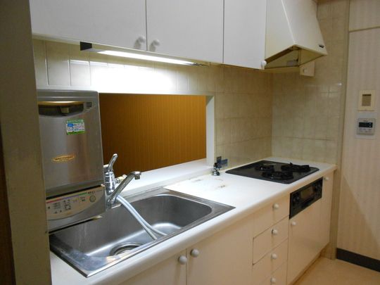 キッチン - 芦屋市の閑静な住宅街にあるファミリーマンションのルームシェア―です。} - ルームシェアルームメイト