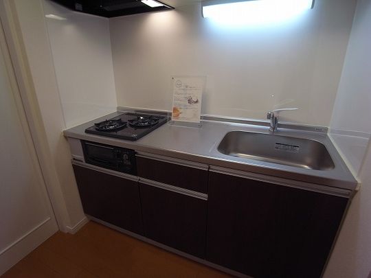キッチン - 【値下げしました】世田谷線上町駅徒歩6分　２Ｋ　家電・家具・自転車等付(そのまま住めます)} - ルームシェアルームメイト