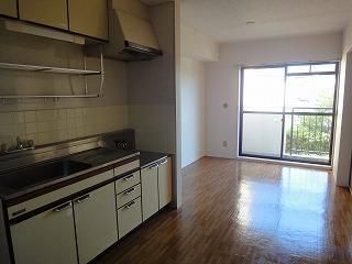 キッチン - 京浜急行「上大岡」駅 徒歩11分　3ＬＤＫマンション　1室募集！（15,000円～）} - ルームシェアルームメイト