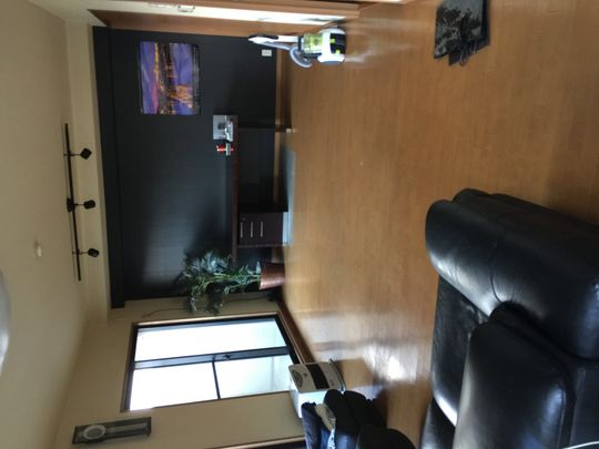 リビング - 姫路まで電車で3分。駅まで徒歩5分} - ルームシェアルームメイト