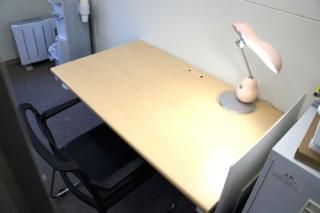 机 - 渋谷区　駅近　非常に便利な場所　2-4名様募集} - ルームシェアルームメイト