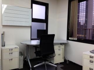 最寄り駅 - 港区オフィスビル8f　社内の１席＆共用設備をお貸しします} - ルームシェアルームメイト