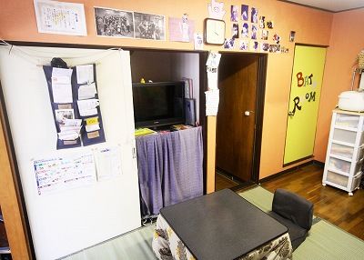 リビング - 韓国人・日本人・フランス人・スウェーデン人と一緒にシェアどうですか。毎月国際パーティーがあるボーダレス東京大山ハウス！} - ルームシェアルームメイト